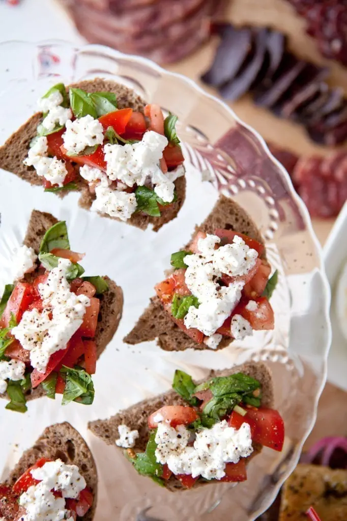Brød med tomat, basilikum og økologisk cottage cheese