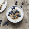 Rorosmeieriet_okologisk_Roros_yoghurt_naturell_med_granola_honning_blaabaer_Foto_Geir_Foden