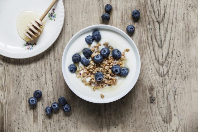 Rorosmeieriet_okologisk_Roros_yoghurt_naturell_med_granola_honning_blaabaer_Foto_Geir_Foden