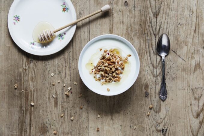 Rorosmeieriet_okologisk_Roros_yoghurt_naturell_med_granola_og_honning_Foto_Geir_Foden