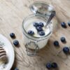 Rorosmeieriet_okologisk_Roros_yoghurt_naturell_med_honning_blaabaer_Foto_Geir_Foden