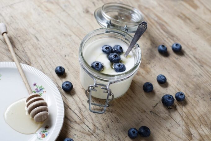 Rorosmeieriet_okologisk_Roros_yoghurt_naturell_med_honning_blaabaer_Foto_Geir_Foden