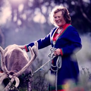Eva og rein Rørosrein Foto: Tom Gustavsen