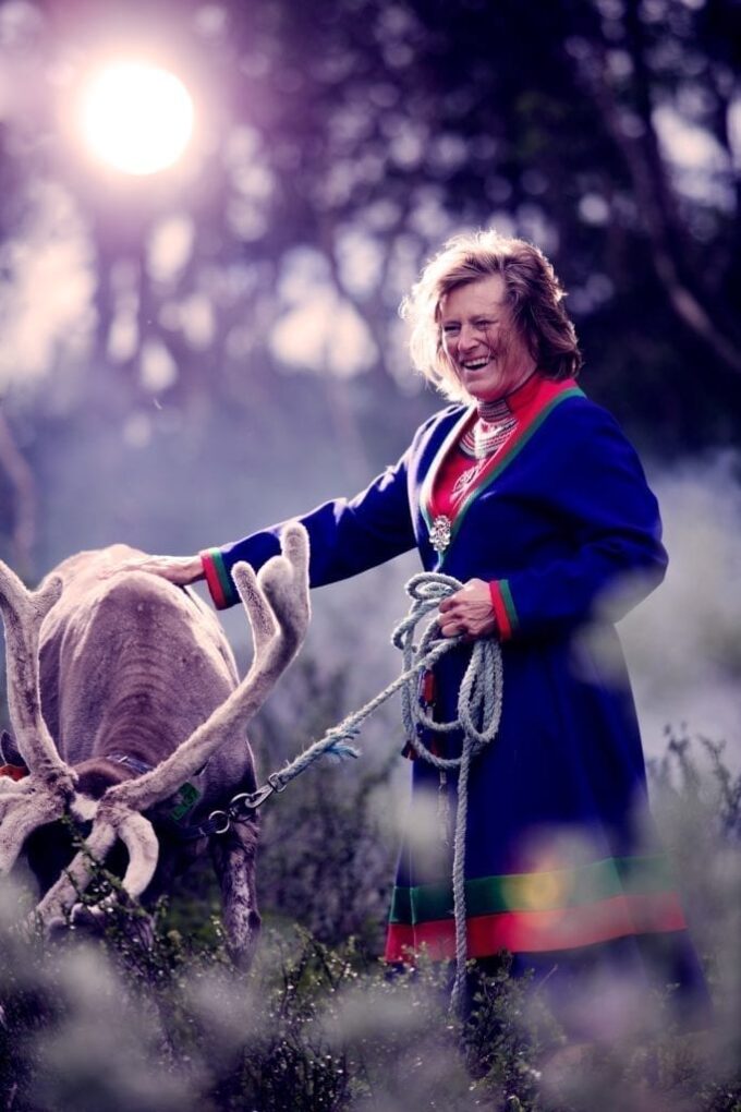 Eva og rein Rørosrein Foto: Tom Gustavsen