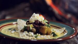 Lefse med potetsalat og grillet reinsdyrkjøtt