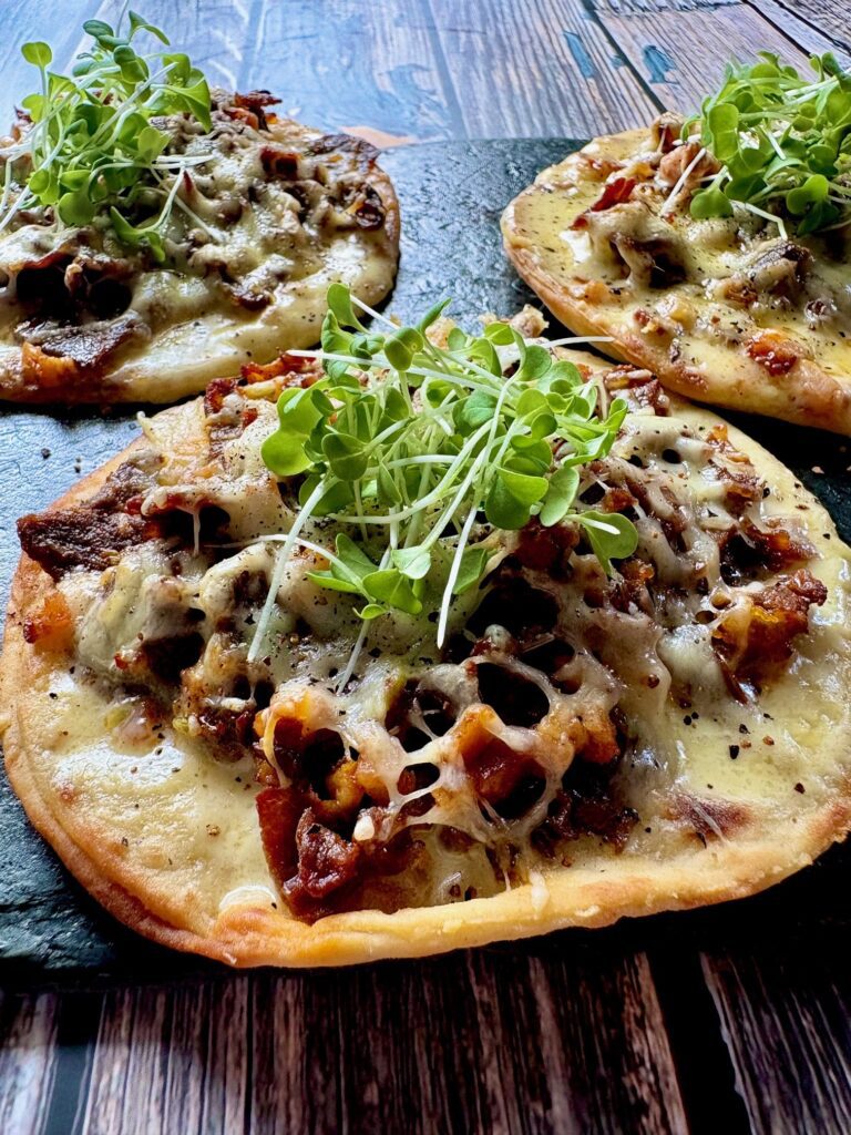 Laejpie “Flammkuchen” med suovas, bacon og Rørosost